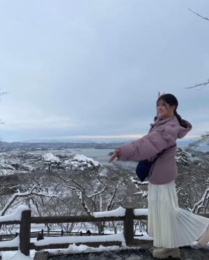 Sayuri Matsumura Instagram - 🍎

ラヴィット！さんのロケで松島にお邪魔したとき

直前に雪が降って
綺麗な雪景色🥰
綺麗で感動しました
雪って文字書きたくなるよね♡

たくさん食べて
眠くなって居眠りさん💤