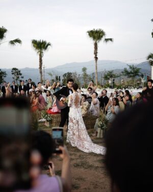 Sean Jindachot Instagram - *PIPA • JINDA
(n.) ซึ่งกันและกัน Last Dance

“Nobody sees what we see” นี้คือท่อนที่เราชอบมากที่สุด พี่มอบเพลงนี้ให้เพชร เมือ 3 ปีก่อน  ในวันที่ไม่มีใครเข้าใจเรา และยังกังวล ว่า คู่เราจะไปได้จริงหรือป่าว พอเพชรได้ฟังเพลงนี้เราต่างหันมามองหน้ากันด้วยน้ำตา ว่าเราจะไปให้ถึงวันนั้นให้ได้และพูดว่า มันจะดีมากถ้าพี่เล่นเพลงนี้ให้ฟังในวันนั้น

และมันก็เกิดขึ้นจริงแล้ว นี้คือเพลงที่เราอยากให้พี่เล่นในวันสำคัญและให้คนที่เรารักและรักเราฟังไปพร้อมกัน 
แด่.ภรรยา ของ จินดาโชติ
 Now they see want we see! #pipajindaซึ่งกันและกัน