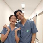 Sean Jindachot Instagram - Dear. Team ER. 🤍🚑 ถึง ปัญญ์ ศักดิ์สุวรรณ ในฐานนะที่เราเขาไปอยู่ในชีวิตนาย ตอนแรกเราแอบเป็นห่วงนายมากนะ นายเป็นคนที่มีทุนและโอกาสที่ดีกว่าคนอื่น แต่นายไม่เคยรักษามันได้เลย และมากไปกว่านั้นนายกลับไม่เข้าใจว่าปัญหาส่วนใหญ่มันไม่ได้มาจากใครมันมาจากนายเอง แต่พอเวลาผ่านไป นายโตขึ้น นายเข้าใจและรู้จีกคำว่าเสียสละมากขึ้น ซึ่งนั้นคือแก่นของชีวิตคู่เลย คือการเติบโตและเสียสละไปพร้อมๆกันโดยปราศจากอีโก้ ซึ่งนานก็ทำได้และเติบโต เราดีใจนะที่ได้ทำหน้าที่ให้คนอื่นเข้าใจนาย เราดีใจที่ได้เป็นนักแสดงเสมอ ถึงทีมงานและนักแสดงทุกท่าน เป็นเกียรติครับที่ได้ร่วมงานเจอบุคคลที่ดีที่มีฝีมือ เราต่างเรียนรู้ไปพร้อมๆกัน รู้จักไปพร้อมๆกัน ไม่ต่างกับ เด็กที่เข้ามหาลัยมาในคณะที่ตัวเองฝันและอยากจะทำให้ดีที่สุด เราเจอมิตรภาพ การเรียนรู้ ช่วยเหลือและแก้ปัญหา ไปพร้อมๆกัน ซึ่งเราก็ผ่านมาและทำมันได้อย่างดี ยิ่งเราโตขึ้น เราจะรู้เลยว่า 1 งานสำเร็จไม่ได้มาจากใครคนนึงแต่มันล้วนมาจากทุกคนเดินไปด้วยกัน ในฐานะแสดงผมยินดีและดีใจเสมอที่ได้รับโอกาสใหม่ๆ ขอบคุณผู้ให้โอกาสมาด้วยนะครับ ขอบคุณทีมงานและนักแสดง ที่ยังคงทำให้ผมหลงใหลในวงการบันเทิงและวงการแสดงอยู่ตลอดเวลา ขอบคุณมากครับ จนกว่าจะพบกันใหม่ครับคุณผู้ชม โปรดจดจำ ผมด้วย ว่าครั้งนึงผมเคยได้รับโอกาสแสดง เป็นปัญญ์ ศักดิ์สุวรรณ แพทย์ปากร้ายแสนกวนคนนี่ด้วย จาก.จินดาโชติ #emergencycoupleth