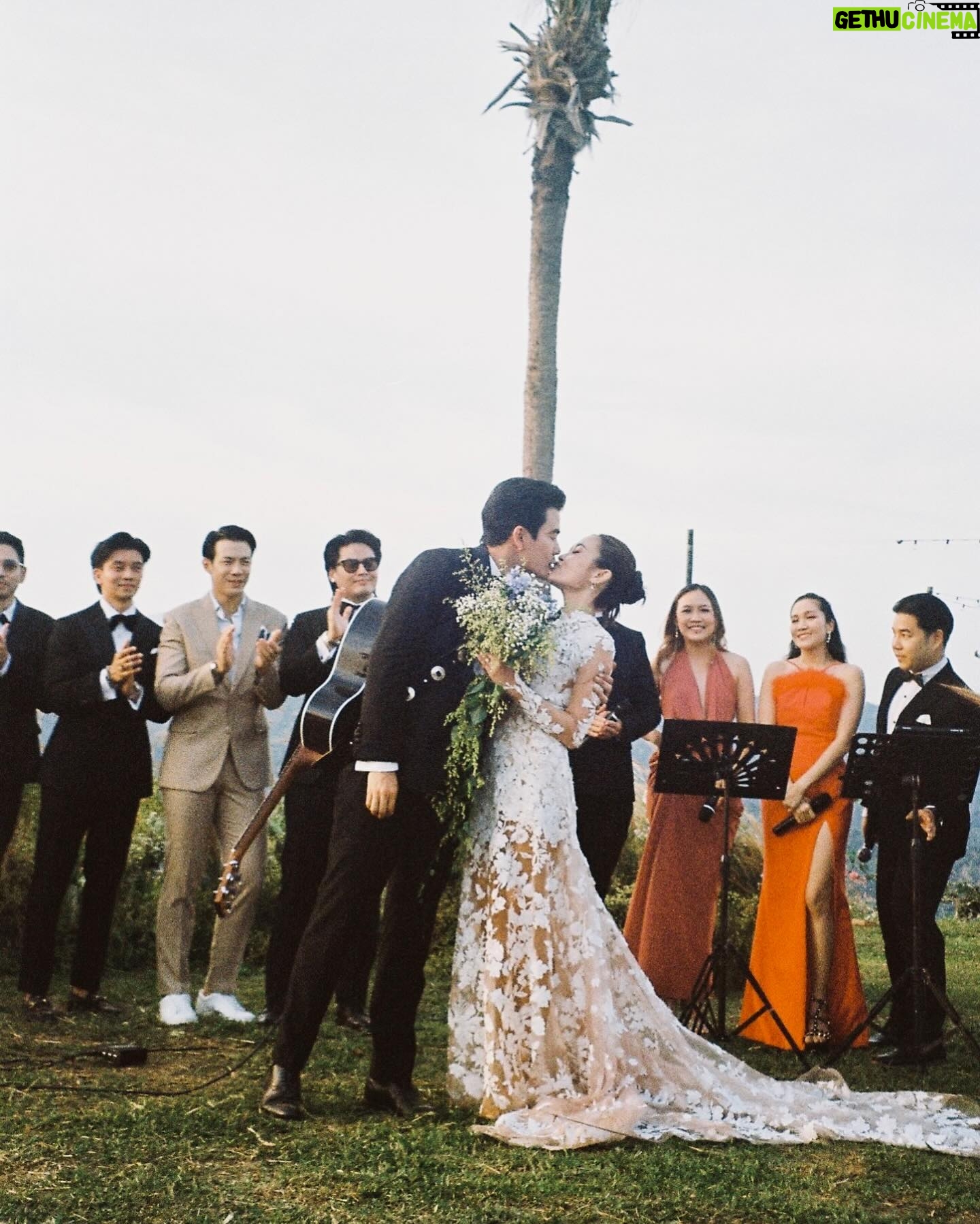 Sean Jindachot - 26K Likes - *PIPA • JINDA
(n.) ซึ่งกันและกัน Last Dance
“Nobody sees what we see” นี้คือท่อนที่เราชอบมากที่สุด พี่มอบเพลงนี้ให้เพชร เมือ 3 ปีก่อน ในวันที่ไม่มีใครเข้าใจเรา และยังกังวล ว่า คู่เราจะไปได้จริงหรือป่าว พอเพชรได้ฟังเพลงนี้เราต่างหันมามองหน้ากันด้วยน้ำตา ว่าเราจะไปให้ถึงวันนั้นให้ได้และพูดว่า มันจะดีมากถ้าพี่เล่นเพลงนี้ให้ฟังในวันนั้น
และมันก็เกิดขึ้นจริงแล้ว นี้คือเพลงที่เราอยากให้พี่เล่นในวันสำคัญและให้คนที่เรารักและรักเราฟังไปพร้อมกัน
แด่.ภรรยา ของ จินดาโชติ
Now they see want we see! #pipajindaซึ่งกันและกัน