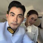 Sean Jindachot Instagram - จากวังสระปทุม สู่ ราชดำเนิน ณ วันที่ ๘ เดือนกันยายน พ.ศ ๒๕๖๖ "แหละนี้คุณภิพัชรา แก้วจินดา จินดาโชติ ภรรยา ของผมครับ" ภรรยา คือ คำให้เกียรติ เป็นคำที่บอกว่าผู้หญิงคนนี้ มีศักดิ์และมีสิทธิ ในการถือครองคู่ไปกับเรา เป็นคำที่แฝงไปด้วยภาวะผู้นำ ผู้ตาม และผู้ร่วมคิดที่จะร่วมกันขัดเกลา เป็นคำที่สวยงามแต่มีพลัง เป็นคำที่ไม่ได้ใช้กันได้ง่ายดาย เพราะต้องผ่านเวลามาถึงจุดนึง เป็นคำที่ทั้งผู้พูดและผู้ฟัง จะทราบดีว่า ชีวิตนี้จะไม่ได้เดินคนเดียวอีกต่อไป คำสอนและคำอวยพรแรกที่เราทั้งคู่ได้รับคือ "อย่ากำกับ อย่าคาดหวัง กับคู่ของเรา อย่าถามว่าทำไม ในเมื่อเราคือคนที่อยู่ด้วยกันมากที่สุด จงเข้าใจในคู่ครองของเราให้ดี การใช้ชีวิตคู่ให้ยืนยาวมันไม่ง่าย เราคงเห็นได้จากสิ่งรอบตัว แต่จงยึดมั่นที่จะทำดีในเจตนาที่ดีร่วมกัน เผื่อแผ่ไปให้ผู้อื่น อย่าตระหนี่ในความรู้ความสามารถและทรัพย์ เพราะความสุขมันไม่ได้อยู่ที่ได้ครอบครอง แต่มันคือการแบ่งปันตามสมควรนะ" แม่บี อุมา เทพาคำ จาก.จินดาโชติ #jindacollection #pipajindaซึ่งกันและกัน #jindaphotos