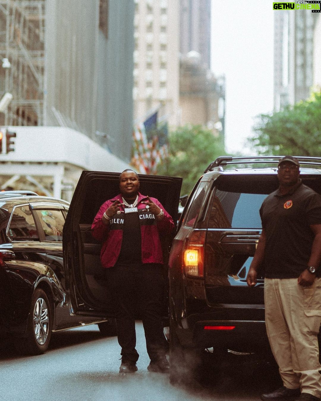Sean Kingston Instagram - Moving like Da President outside like a resident Manatthan New York