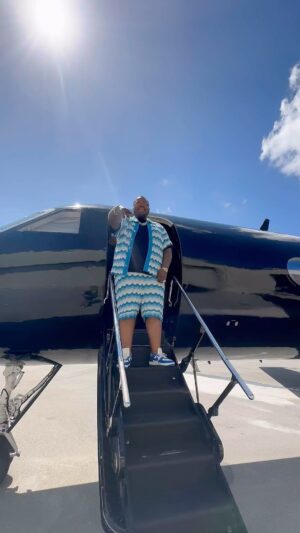 Sean Kingston Instagram - Jet Engines Way 2 loud But Ya’ll get the point!. 🤣😂 👑🛩️🇯🇲💛🖤