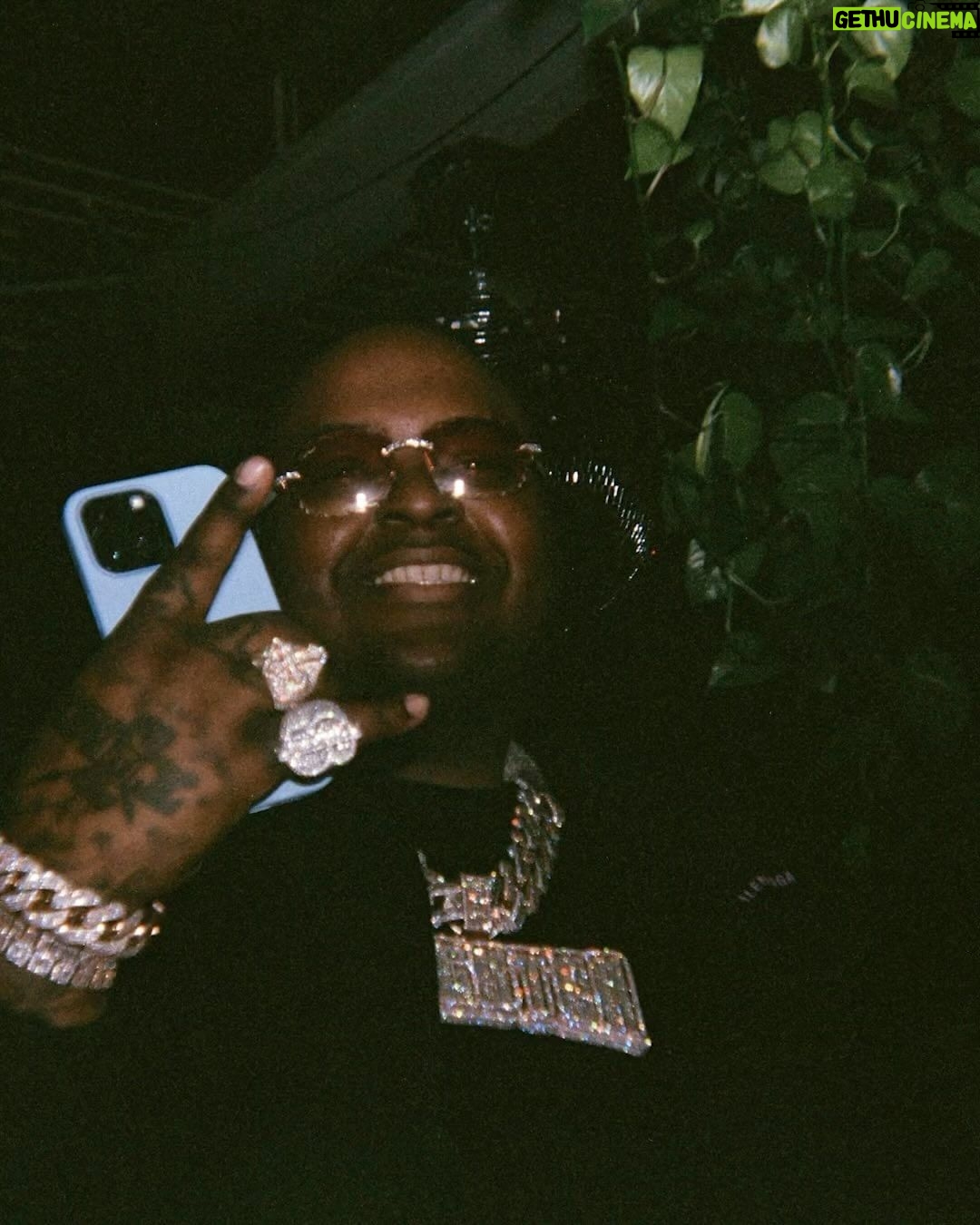 Sean Kingston Instagram - Kingston in da spotlight, I’ll neva let dem catch me at da stoplight 💎👑