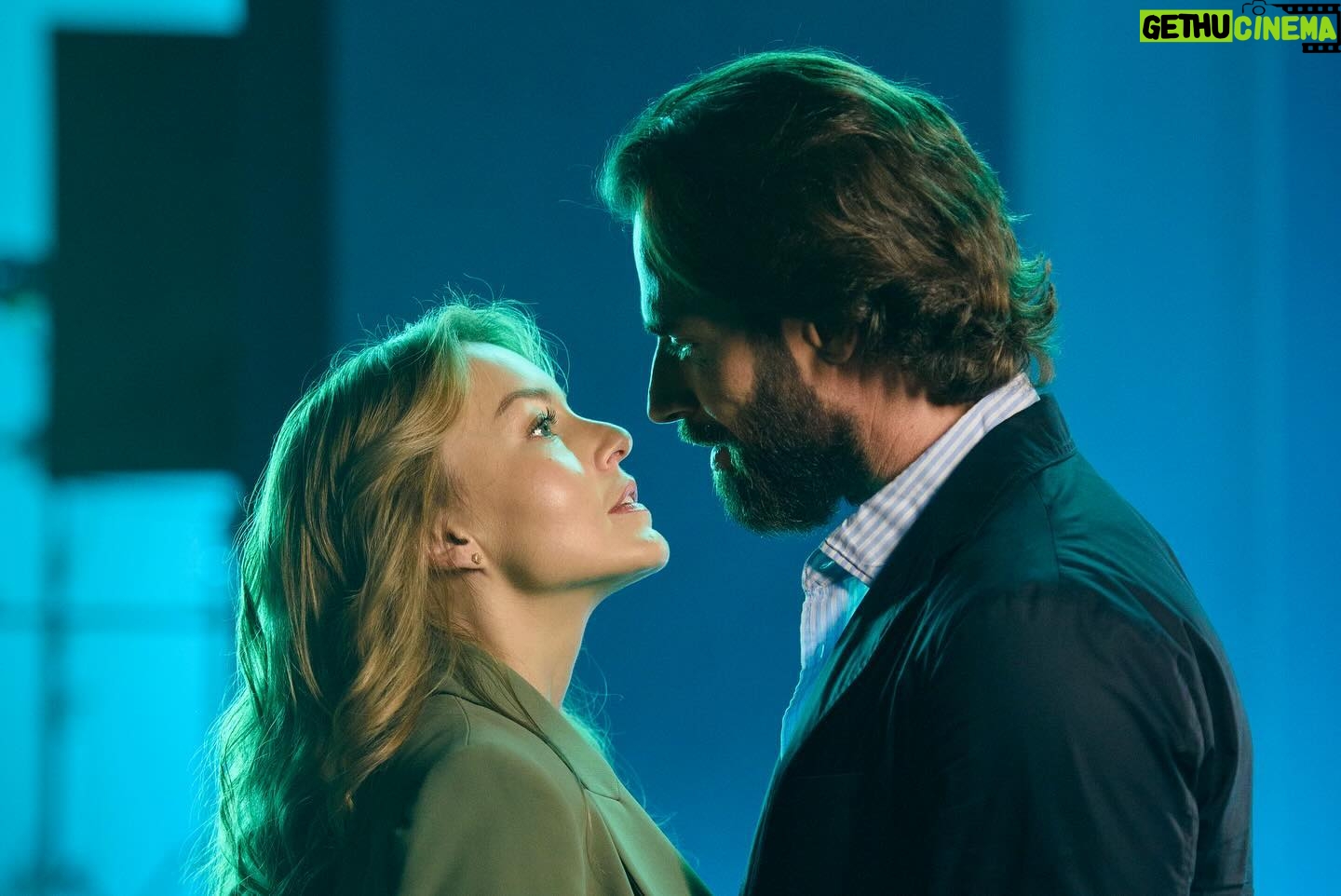 Sebastián Rulli Instagram - El pasado llegará al presente y se harán presentes el próximo 17 de mayo por @vix !! Que ganas de viajar en el tiempo!! Se animan? #EERDDS #ElExtrañoRetornoDeDianaSalazar #LeonorYEduardo #DianaYMario #eduardodecarbajal #MarioVillareal #proximamente #estrenomundial