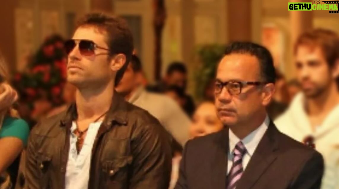 Sebastián Rulli Instagram - Hoy hemos perdido a un gran ser humano. Nicandro Díaz, un nombre indiscutiblemente icónico en el mundo de la televisión, ha dejado un vacío imposible de llenar en nuestros corazones. Nicandro fue el primero en ver en mí un potencial aún sin explorar, otorgándome la oportunidad de protagonizar y abrirme camino en esta compleja pero apasionante carrera. Pero más allá de su visión profesional y su innegable talento, fue su humanidad lo que verdaderamente lo distinguió. Como amigo, Nicandro emanaba una calidez y una sinceridad que englobaban todo lo que hacía, haciendo que cada momento a su lado fuera memorable. Su partida deja un silencio ensordecedor, una muestra del profundo impacto que tenía en aquellos afortunados de cruzarse en su camino. Lamento la pérdida, y celebro el privilegio de haberlo conocido, de haber aprendido de él y de haber sido parte de su excepcional viaje. Querido Nic, tu legado perdurará en cada escena que captaste, en cada historia que contaste y en cada vida que tocaste. Nos enseñaste a soñar en grande, a trabajar con pasión y a valorar la amistad. Gracias por TODO! Vuela alto querido Nic! Hasta que nos volvamos a encontrar. #QEPD @nicandrodiazof 🤍