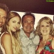 Sebastián Rulli Instagram - Hoy hemos perdido a un gran ser humano. Nicandro Díaz, un nombre indiscutiblemente icónico en el mundo de la televisión, ha dejado un vacío imposible de llenar en nuestros corazones. Nicandro fue el primero en ver en mí un potencial aún sin explorar, otorgándome la oportunidad de protagonizar y abrirme camino en esta compleja pero apasionante carrera. Pero más allá de su visión profesional y su innegable talento, fue su humanidad lo que verdaderamente lo distinguió. Como amigo, Nicandro emanaba una calidez y una sinceridad que englobaban todo lo que hacía, haciendo que cada momento a su lado fuera memorable. Su partida deja un silencio ensordecedor, una muestra del profundo impacto que tenía en aquellos afortunados de cruzarse en su camino. Lamento la pérdida, y celebro el privilegio de haberlo conocido, de haber aprendido de él y de haber sido parte de su excepcional viaje. Querido Nic, tu legado perdurará en cada escena que captaste, en cada historia que contaste y en cada vida que tocaste. Nos enseñaste a soñar en grande, a trabajar con pasión y a valorar la amistad. Gracias por TODO! Vuela alto querido Nic! Hasta que nos volvamos a encontrar. #QEPD @nicandrodiazof 🤍