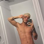 Sebastián Villalobos Instagram - buenos días, mi amor Hoy desperté extrañamente temprano y tuve la necesidad de agradecerle a Dios por todo lo bueno, pero también por todo lo malo. Los últimos años para mí han sido una escuela tenaz de conocimiento que he adquirido a través de golpes, equivocaciones, malas decisiones, etc. Pero al mismo tiempo esos escenarios me han llevado a reconocer lo valioso que soy y lo importante que es enfocarme en mi crecimiento personal. Vivimos en una constante ilusión de creer que vinimos a este mundo a complacer y hacer feliz a los otros, pero nos olvidamos de complacernos y hacernos felices a nosotros mismos. Cuando reemplazas el sinnúmero de “sí” que sueles decir por compromiso, por quedar bien o por que no te tachen de “poco humilde”… en realidad lo que estás haciendo es sometiéndote a una serie de momentos, personas y escenarios que después terminan por casi destruir tu energía, y todo sin si quiera darte cuenta. Cuando aprendes el poder del “no”, aprendes a escuchar lo que tu mente y corazón genuinamente SÍ QUIEREN HACER… Y ese es sólo el principio de una vida más feliz y más tranquila. Dejemos de dedicarle tiempo a lo ajeno y empecemos a invertir tiempo en ese “yo” que está esperando en la fila para ser escuchado. La vida no es fácil, y jamás lo será… pero sí puede ser más simple. Cuando te priorizas, tu mente, cuerpo y espíritu lo agradecerán. Bonito día y bonita vida para todo el que lea esto y necesitaba leer algo así. Abrazos.
