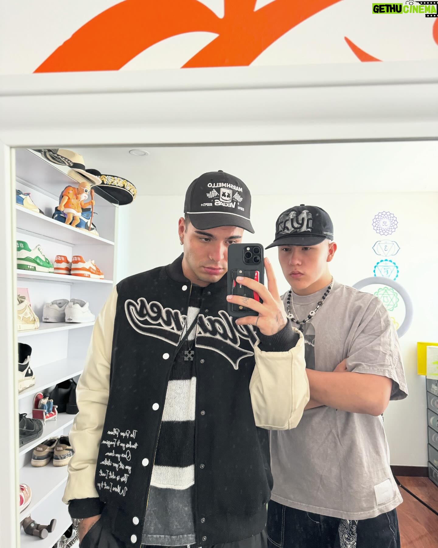 Sebastián Villalobos Instagram - ✨la vida últimamente…✨ 1. Hoy :p 2. Ya me va pasar en estatura :l 3. Besito va, besito viene 4. 📓✏️ 5. Edna Moda en Colombia @giohype_ 6. Volando sobre el agua 7. Nuevo lugar favorito 8. 9090 piezas en 2 días y 1/2 <3 9. Jajajajajajajajaja 10. Este niño el otro año se hace mayor de edad. Sí, yo también estoy impactado.