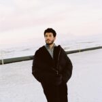Sebastián Yatra Instagram - Cada parte de esta canción es especial para mí. Tiene magia de verdad. Desde el momento en que la empezamos a escribir juntos en una tienda de instrumentos en Reykjavík, durante los viajes en carro donde la termínanos, hasta que cerramos el video en Akureyri, ha sido un viaje increíble @aitanax ✨ gracias por creer en mí y por ser la mejor compañera escribiendo, MUY clara cuando no te gusta algo (como siempre) jajajaj y saliendo con frases y melodías que hacen que “akureyri” sea tan honesta… te admiro ♥️🥹 @felixbollain gracias por creer en la canción y crear un video que superó todas nuestras expectativas (y por aguantarme tanta insistidera de ir a grabar la toma de la cascada)🤯📽️ @andrestorres y @calidandee gracias por ayudarnos a llevar el tema donde merecía llegar, qué alegría haber podido ser parte de la producción con ustedes. Hay un equipo enorme detrás de este proyecto y estoy agradecido por todo su apoyo. Cuéntennos qué sintieron al escucharla y a dónde los transportó Akureyri. 🧊❄️✨