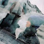 Sebastián Yatra Instagram - Cada parte de esta canción es especial para mí. Tiene magia de verdad. Desde el momento en que la empezamos a escribir juntos en una tienda de instrumentos en Reykjavík, durante los viajes en carro donde la termínanos, hasta que cerramos el video en Akureyri, ha sido un viaje increíble @aitanax ✨ gracias por creer en mí y por ser la mejor compañera escribiendo, MUY clara cuando no te gusta algo (como siempre) jajajaj y saliendo con frases y melodías que hacen que “akureyri” sea tan honesta… te admiro ♥️🥹 @felixbollain gracias por creer en la canción y crear un video que superó todas nuestras expectativas (y por aguantarme tanta insistidera de ir a grabar la toma de la cascada)🤯📽️ @andrestorres y @calidandee gracias por ayudarnos a llevar el tema donde merecía llegar, qué alegría haber podido ser parte de la producción con ustedes. Hay un equipo enorme detrás de este proyecto y estoy agradecido por todo su apoyo. Cuéntennos qué sintieron al escucharla y a dónde los transportó Akureyri. 🧊❄️✨