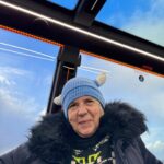Sebastián Yatra Instagram - Cada parte de esta canción es especial para mí. Tiene magia de verdad. Desde el momento en que la empezamos a escribir juntos en una tienda de instrumentos en Reykjavík, durante los viajes en carro donde la termínanos, hasta que cerramos el video en Akureyri, ha sido un viaje increíble @aitanax ✨ gracias por creer en mí y por ser la mejor compañera escribiendo, MUY clara cuando no te gusta algo (como siempre) jajajaj y saliendo con frases y melodías que hacen que “akureyri” sea tan honesta… te admiro ♥️🥹 @felixbollain gracias por creer en la canción y crear un video que superó todas nuestras expectativas (y por aguantarme tanta insistidera de ir a grabar la toma de la cascada)🤯📽️ @andrestorres y @calidandee gracias por ayudarnos a llevar el tema donde merecía llegar, qué alegría haber podido ser parte de la producción con ustedes. Hay un equipo enorme detrás de este proyecto y estoy agradecido por todo su apoyo. Cuéntennos qué sintieron al escucharla y a dónde los transportó Akureyri. 🧊❄️✨