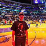 Sebastián Yatra Instagram - Si no vas a ir a gritar y saltar de tu silla, mejor no vayas. @lakers 💜💛