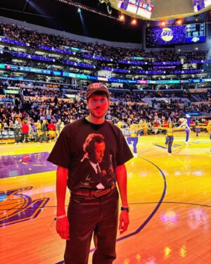 Sebastián Yatra Instagram - Si no vas a ir a gritar y saltar de tu silla, mejor no vayas. @lakers 💜💛