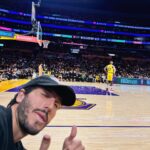 Sebastián Yatra Instagram - Si no vas a ir a gritar y saltar de tu silla, mejor no vayas. @lakers 💜💛