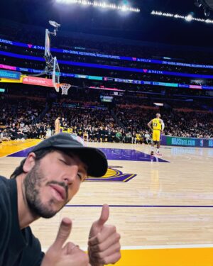 Sebastián Yatra Instagram - Si no vas a ir a gritar y saltar de tu silla, mejor no vayas. @lakers 💜💛