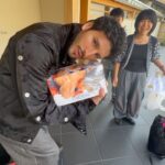 Sebastián Yatra Instagram - este último tiempo ha sido muy intenso entre preparar lo que sigue y un montón de cambios (Dios quiera muy buenos 🙏🏻✨)… pero quiero frenar un segundo para compartirles un poquito más del viaje a Tokyo y agradecer algo MUY especial para mí… y es que @tiffanyandco me eligió como el primer embajador que han tenido de Latinoamérica en su historia 🩵 qué orgullo que hayan pensado en mí, pero más allá de eso, qué nota ver cómo nuestra cultura y forma de ver la vida sigue contagiando al resto del mundo con amor.. qué increíble ver a tantas amigas, amigos y colegas con los que comencé, romper hitos y lograr cosas que antes parecían imposibles. No dejemos de trabajar y soñar, porque muchos de esos sueños están al alcance de nuestra dedicación, disciplina y esfuerzo..