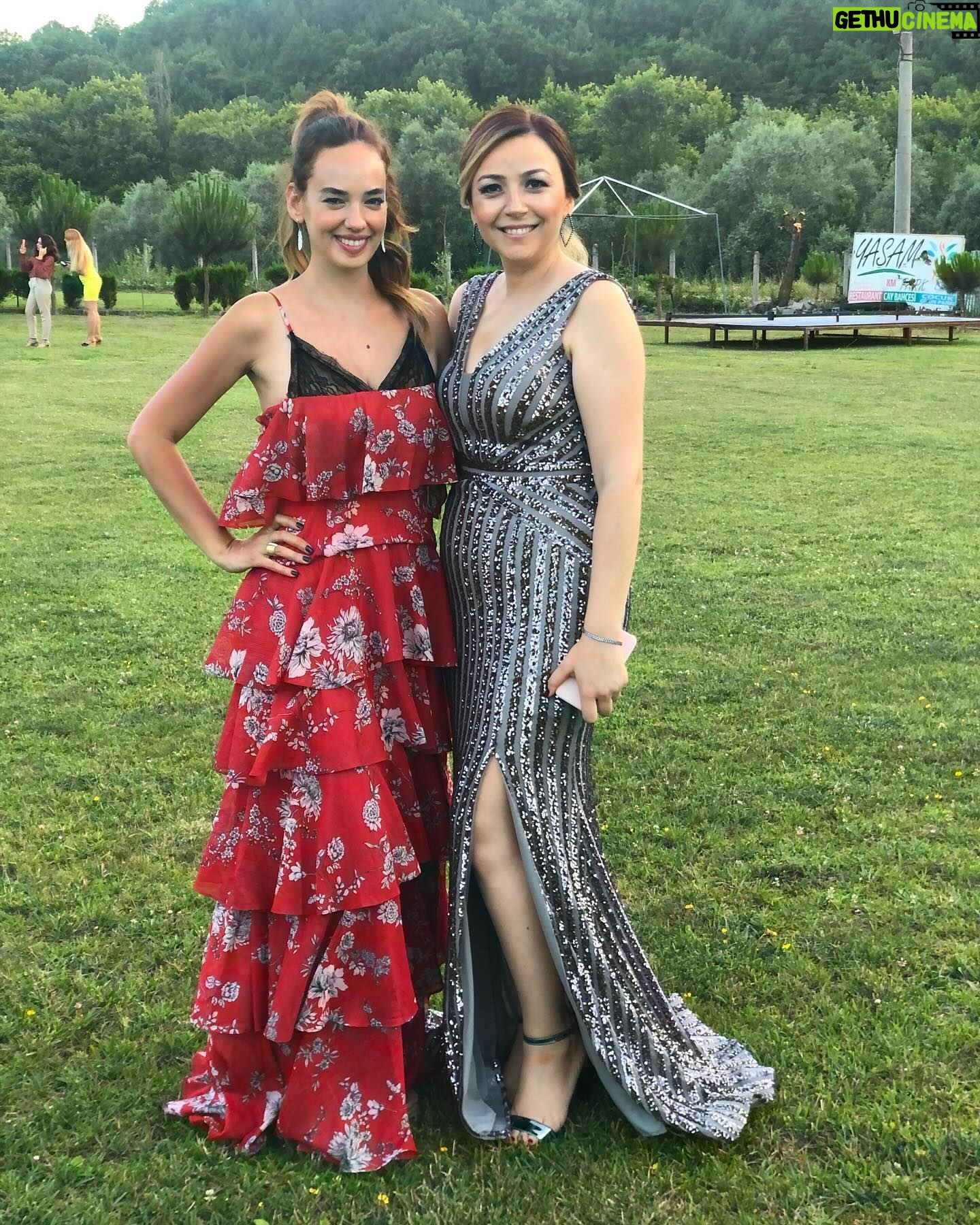 Seda Bakan Instagram - İyi ki doğdun Sevil’im. İyi ki hayatımızdasın. Seni çok seviyorum. Hayat sana ve ailene olabilecek en iyi günleri, sağlıkla yaşatsın ❤️ iyi ki varsın. İyi ki benim yengemsin, ablamsın, kardeşimsin… @bakansevil 💐