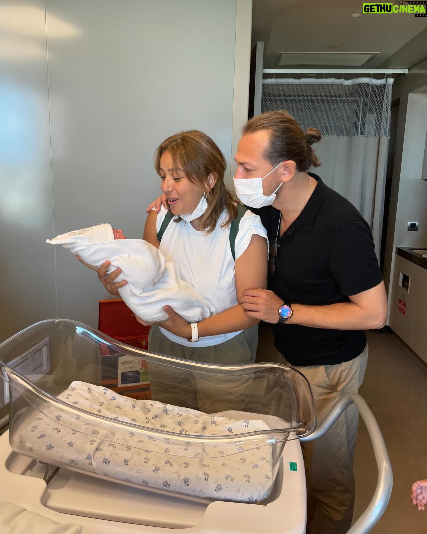 Seda Bakan Instagram - İyi ki doğdun Sevil’im. İyi ki hayatımızdasın. Seni çok seviyorum. Hayat sana ve ailene olabilecek en iyi günleri, sağlıkla yaşatsın ❤️ iyi ki varsın. İyi ki benim yengemsin, ablamsın, kardeşimsin… @bakansevil 💐
