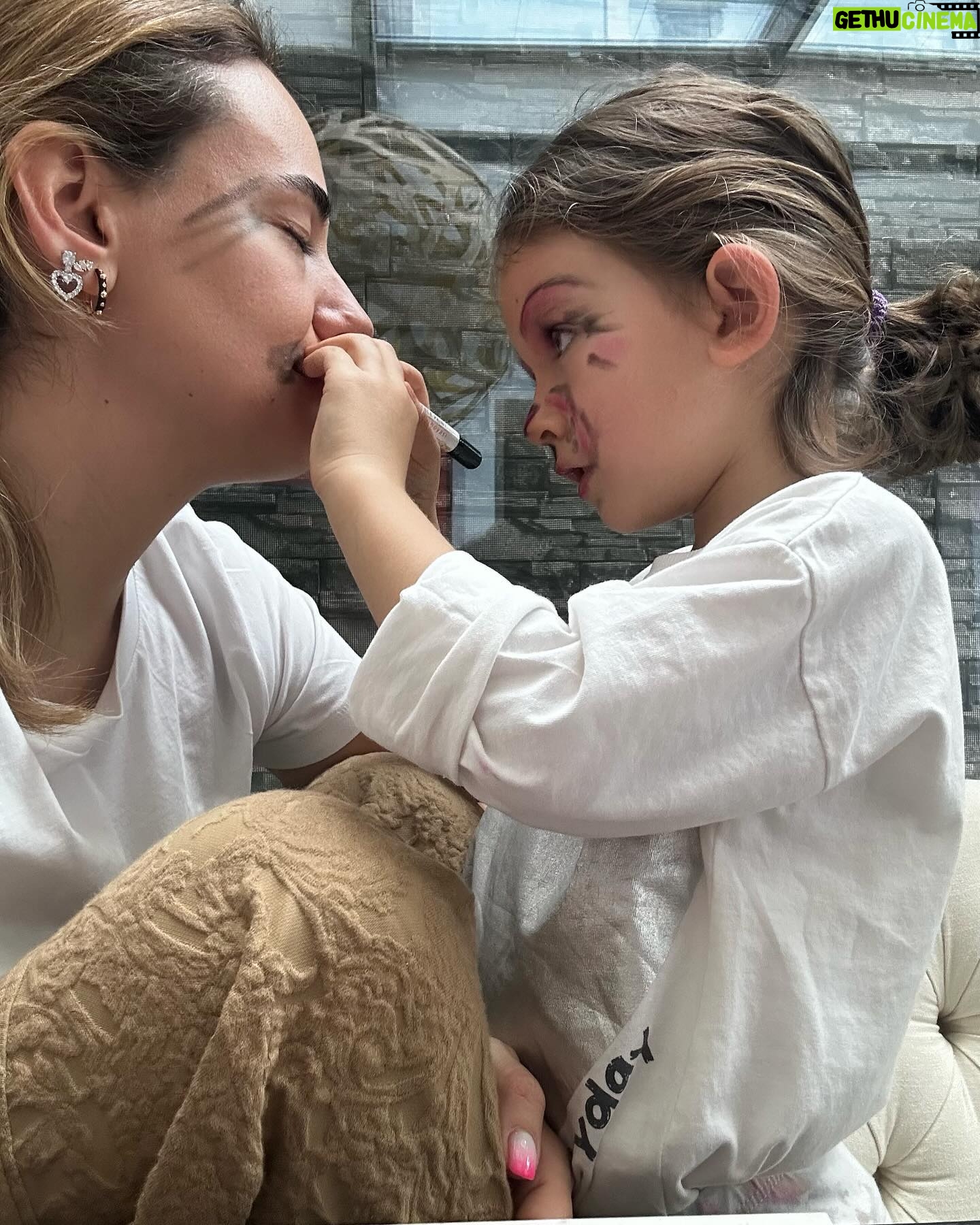 Seda Bakan Instagram - Bazen de o sizi besler ve süsler … 🩵🧿🩵