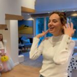 Seda Bakan Instagram – 23 Nisan Çocuk tiyatrosu, çok gururla olmasa da sunar @bakansevil 🤭❤️🤍 ( Leyla pamuk prenses olmayınca depresyona girdi 😅 )