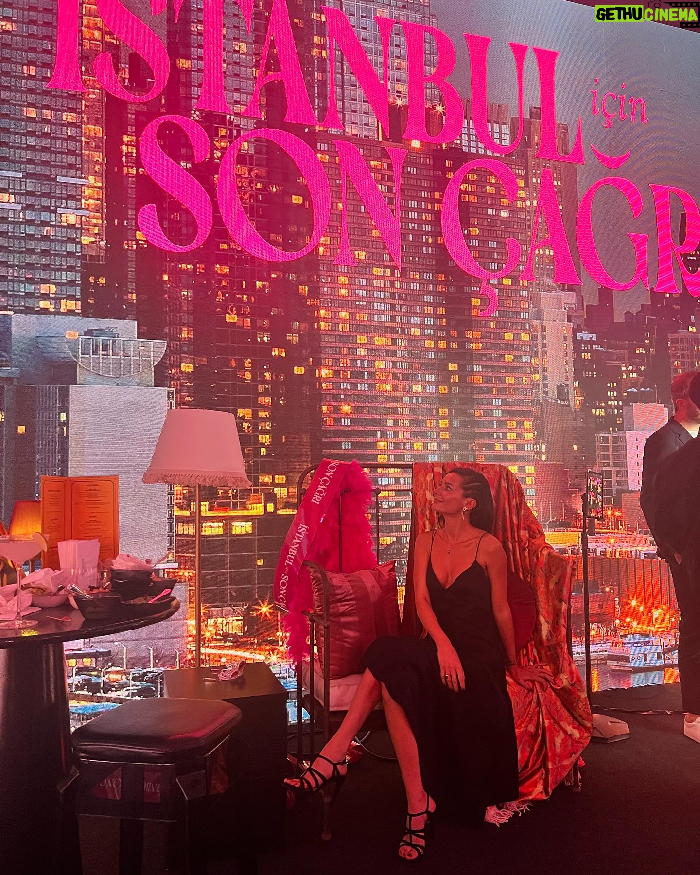 Sedef Avci Instagram - Çok güzel anlatılan bir hikayenin gecesinden renkli anlar🌉 @netflixturkiye #istanbuliçinsonçağri