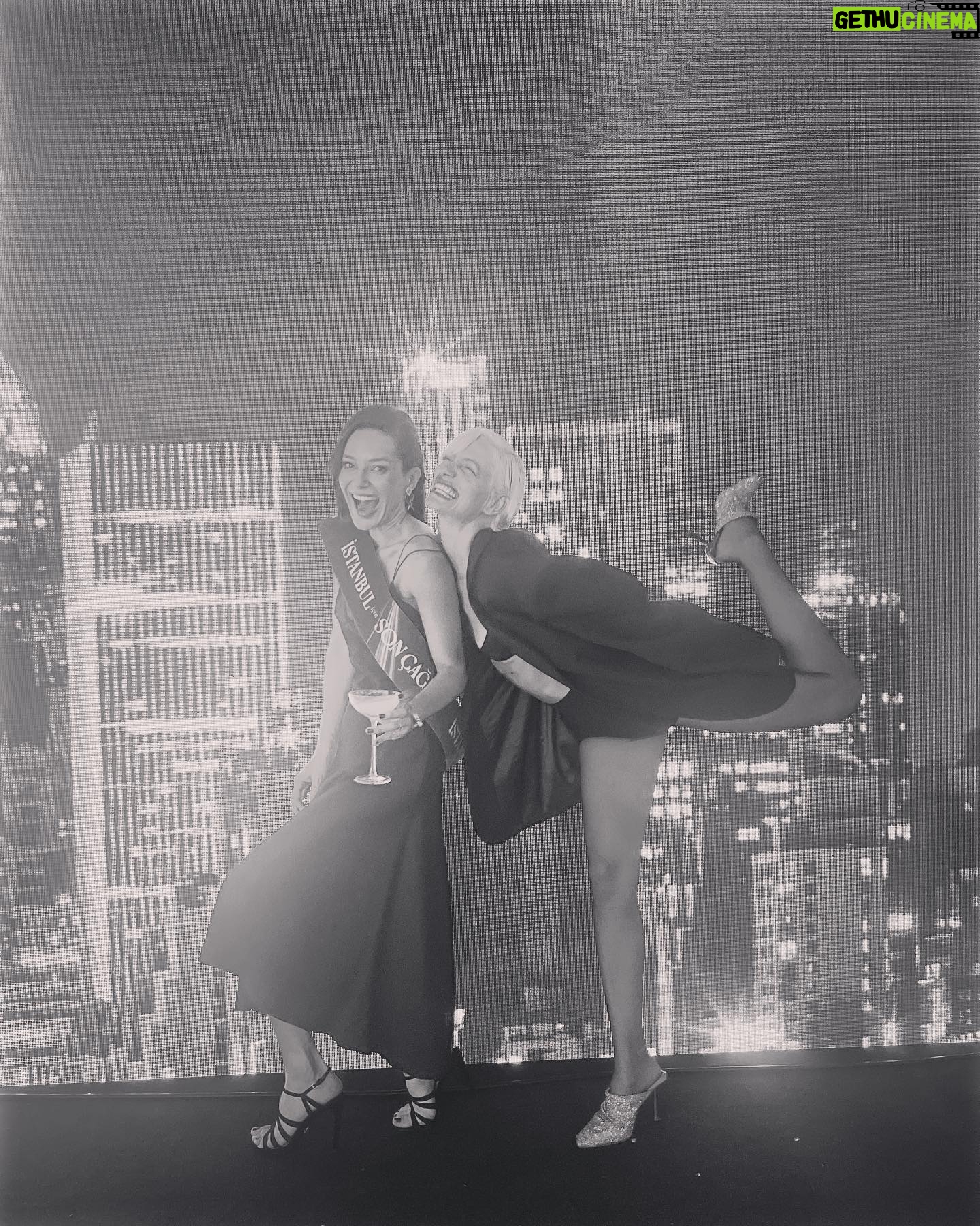 Sedef Avci Instagram - Çok güzel anlatılan bir hikayenin gecesinden renkli anlar🌉 @netflixturkiye #istanbuliçinsonçağri