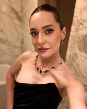 Sedef Avci Instagram - Harika bir gece🌟

Bu geceye hazırlanırken beni yalnız bırakmayan 
Elbise: @gigiiscom 
Takılar: @terzihan 
Makyaj: @melisilkkilic 
Saç: @uguralevyilmazhairdsgn 
tesekkur ederim.

#watsonsodulleri 
#reklam