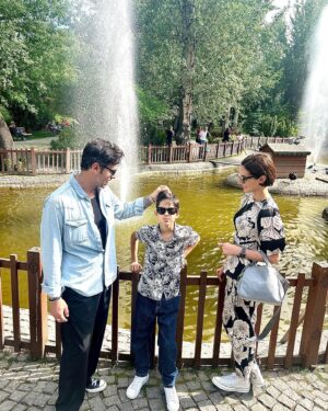 Sedef Avci Instagram - 1.5 güne Ankara sığar mı bilmem ama @ankarahiltonsa ekibi bize harika bir program yaptı. Can karnesini aldı ve biz Ankara’ya yola çıktık. @ankarahiltonsa şehrin tam merkezinde pek çok yere yürüme mesafesinde.Kızılay, Kuğulu Park ,Atakule… Hepsinde çok anım var… Ama meclislerimizi gezme fırsatım olmamıştı hiç. İnsan çok duygulanıyor gerçekten. Bu güzel tatil için tüm @ankarahiltonsa ailesi ve @beyzobeyz e teşekkür ederiz.

#işbirliği 
#brandambassador 
#hiltondayiz