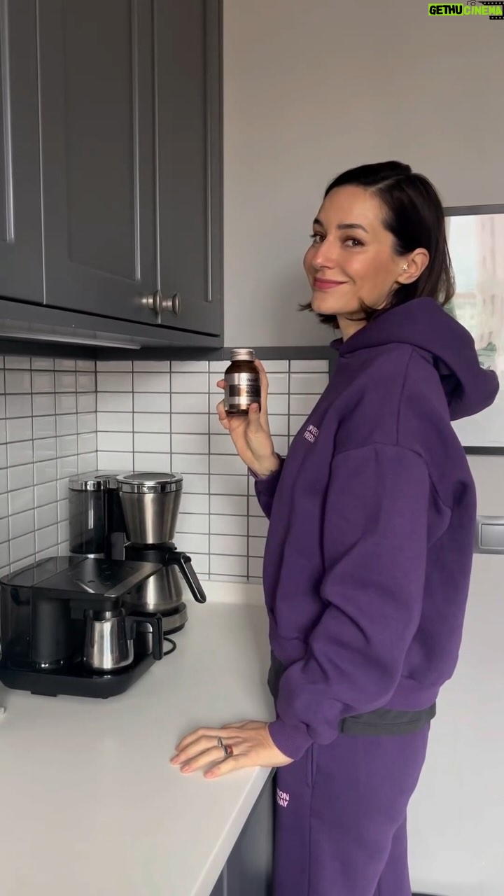 Sedef Avci Instagram - Set ortamı, spor aktivitelerim ve günlük hayat koşturmacalarım içerisinde günlük takviyelerimi almak benim rutinim! Aradığım Magnezyum desteğini Eczacıbaşı güvencesi ve ikisi bir arada içeriği ile Dynavit Magnezyum Sitrat & D vitamini ürünü bana sunuyor.💜 @dynavit #işbirliği