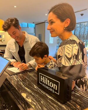 Sedef Avci Instagram - 1.5 güne Ankara sığar mı bilmem ama @ankarahiltonsa ekibi bize harika bir program yaptı. Can karnesini aldı ve biz Ankara’ya yola çıktık. @ankarahiltonsa şehrin tam merkezinde pek çok yere yürüme mesafesinde.Kızılay, Kuğulu Park ,Atakule… Hepsinde çok anım var… Ama meclislerimizi gezme fırsatım olmamıştı hiç. İnsan çok duygulanıyor gerçekten. Bu güzel tatil için tüm @ankarahiltonsa ailesi ve @beyzobeyz e teşekkür ederiz.

#işbirliği 
#brandambassador 
#hiltondayiz