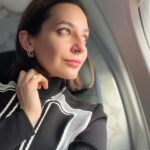 Sedef Avci Instagram – Denizin üstünde ala bulut
yüzünde gümüş gemi
içinde sarı balık
dibinde mavi yosun
kıyıda bir çıplak adam
durmuş düşünür.

Bulut mu olsam,
gemi mi yoksa?
Balık mı olsam,
yosun mu yoksa?..
Ne o, ne o, ne o.
Deniz olunmalı, oğlum,
bulutuyla, gemisiyle, balığıyla, yosunuyla.