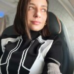 Sedef Avci Instagram – Denizin üstünde ala bulut
yüzünde gümüş gemi
içinde sarı balık
dibinde mavi yosun
kıyıda bir çıplak adam
durmuş düşünür.

Bulut mu olsam,
gemi mi yoksa?
Balık mı olsam,
yosun mu yoksa?..
Ne o, ne o, ne o.
Deniz olunmalı, oğlum,
bulutuyla, gemisiyle, balığıyla, yosunuyla.