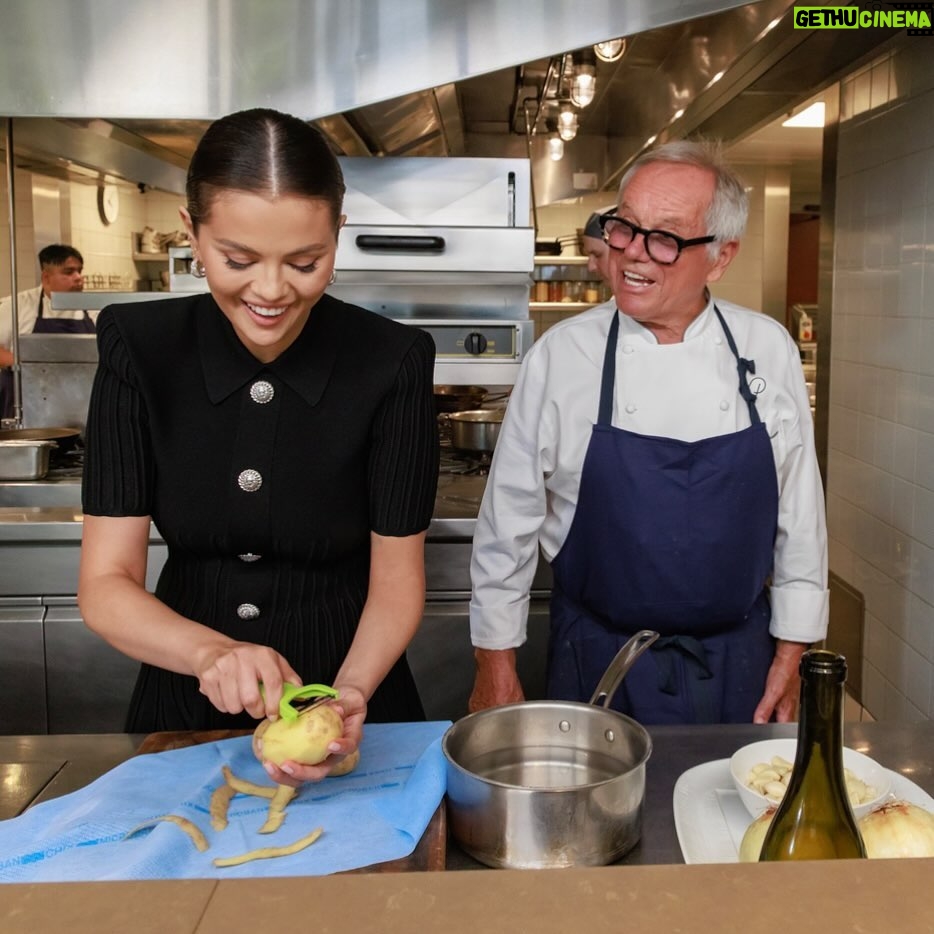 Selena Gomez Instagram - Catch the premiere eps of Selena Restaurant TONIGHT beginning at 7p/6c on @FoodNetwork and @StreamOnMax!