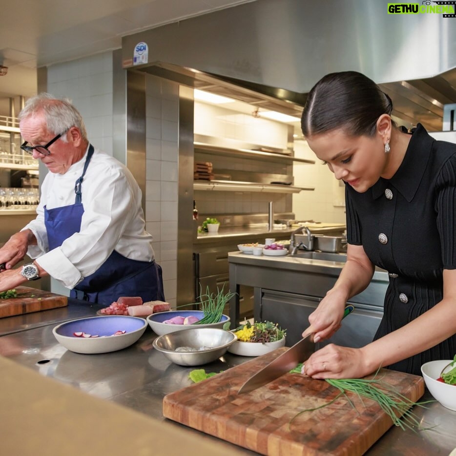 Selena Gomez Instagram - Catch the premiere eps of Selena Restaurant TONIGHT beginning at 7p/6c on @FoodNetwork and @StreamOnMax!