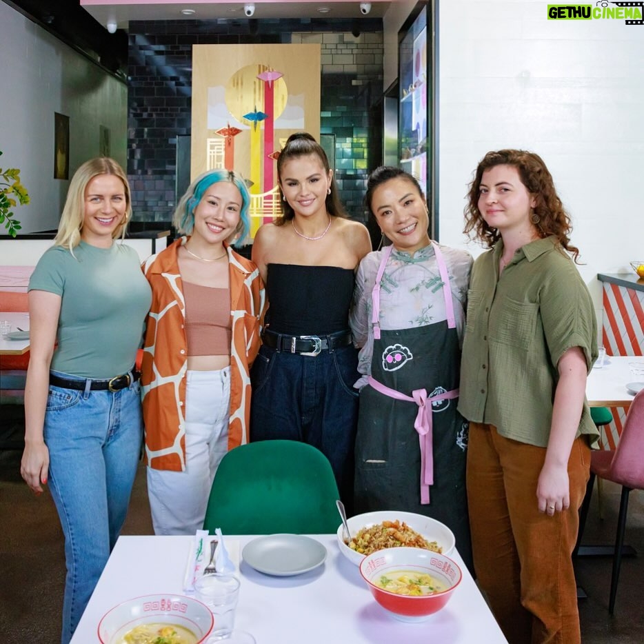 Selena Gomez Instagram - Catch the premiere eps of Selena Restaurant TONIGHT beginning at 7p/6c on @FoodNetwork and @StreamOnMax!