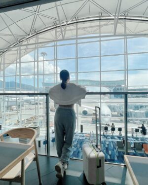 Selena Lee Instagram - 回家路上。✈️

Dear Hong Kong will I be able to land today? 

#hongkongtyphoon #typhoon8 #selenalee #flyingDramas #回家路上 #注意安全