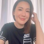 Selena Lee Instagram - 大家都有個朋友會這樣說嗎？😝 謝謝美美的服裝Queenie 出境 When Cantonese gets into a messy relationship with English… Canton-English #cantonEnglish #selenalee #selenaSharings #想講好耐 #媽媽的可愛 #多倫多不需要講英文