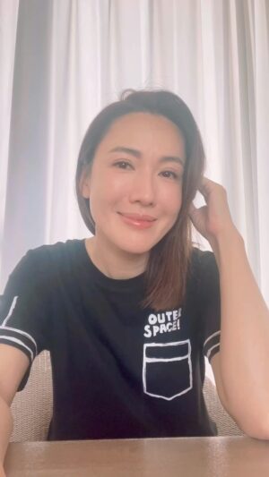 Selena Lee Instagram - 大家都有個朋友會這樣說嗎？😝
謝謝美美的服裝Queenie 出境

When Cantonese gets into a messy relationship with English… Canton-English

#cantonEnglish #selenalee #selenaSharings 
#想講好耐 #媽媽的可愛 #多倫多不需要講英文