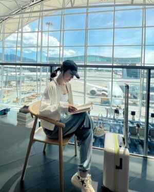 Selena Lee Instagram - 回家路上。✈️

Dear Hong Kong will I be able to land today? 

#hongkongtyphoon #typhoon8 #selenalee #flyingDramas #回家路上 #注意安全