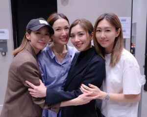 Selena Lee Instagram - 2018-2023 我們都是這樣擁抱的。

見到好姊妹嘅成功，就會變成我哋其他人嘅推動力。當我們互相支持時，我們更強大。
@wong_manman Really great performance!!! 💪🏻💪🏻💪🏻

We love Group hugs ❤️
“Every woman’s success should be an inspiration to another.  We’re strongest when we cheer each other on.” 

#womensupportingwomen #goodshow #胡說八道會 #互相鼓勵 #繼續加油