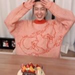 Selena Lee Instagram - 唔想感冒菌散播，最新「拍烏蠅」吹蠟燭方法！開心又安全！🤣 年初三過生日，好難約人陪！😃 The newest and most hygienic way to blow out birthday candles!!! Fun and safe! #selenalee #CNYBirthday #happiness #thankyou
