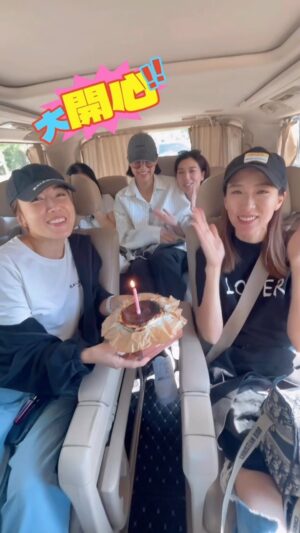 Selena Lee Instagram - 要喺車入面搞個生日蛋糕驚喜，真係唔容易！
就係為咗見到寶貴的驚喜開心反應！成功！🍰
生日快樂 @myoliemyolie . 我們的美貌與智慧並重的神奇女俠！期待我們12月的第一次！👯‍♀️🎤 Good Show!!! 

Not easy to surprise your friends these days…”always been there, done that”. This one is truly a first!!!! 😎
Happy birthday Myo! 
You are so beautiful, inside and outside! I hope happiness and love stay with you for eternity! ❤️

99concerts.com 
One month countdown!! 
#LosAngeles #Sacramento 
#胡說八道 #girlsNightConcert #演唱會 #GoodShow