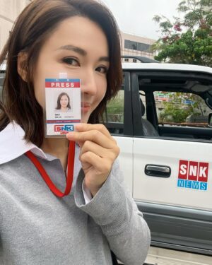 Selena Lee Instagram - 得到了自己以為想要嘅嘢，帶來的原來只有不開心。
初心-才是開心。
想找回初心，堅守新聞精神，
會太遲嗎？
我係張家妍。我係一個新聞記者同主播。
多謝大家收睇Prime Time。
再見。
______________
大結局了。感謝大家對#新聞女王 的支持。 在 @shujiazhong 和 @charmaine_sheh 身上學了很多，領悟了很多，無論戲內戲外都太有得著。感恩遇上你們。接下來的工作一定會做得更好。❤️Thank you so so so much! 

#新聞女王張家妍 #新聞女王大結局 #queenofNews #SeasonFinale