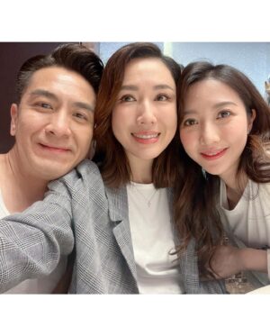 Selena Lee Instagram - It’s a wrap!!!! 🎬
Thank you, every one of you.  Hope to work together again….one day. ❤️

(Pls help me tag the ones I missed😉) 

終於有完結的感覺，晚上不用再背台詞有點不習慣。😃
多謝這3個月大家每天帶給我的歡樂，咖啡，食物，奶茶。。。
辛苦中有這班演員，導演們，幕後，係開心。
我們一起爬山，跑街，坐船，天氣由凍到要貼暖包，去到熱到38度都一齊經歷。 係難忘。
我唔太識說話，所有都在心裡，只能說句多謝你們每一位。❤️
希望有緣再合作。

#queenofnews #新聞女王 #itsawrap🎬