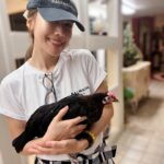 Selena Lee Instagram - 最近有個難題： 雞🐓先定蛋🥚先？ 之前好多都話蛋先。但最近又有報導話雞先，因為雞蛋入面有一種蛋白質係雞先有。你話呢？ Did the chicken came first or the egg? Previous reports supported the chicken first. But recently scientists said the chicken came first. Because the protein which makes egg shells is only produced by hens. Btw Meet my friend George. #chickenoreggfirst #selenalee #newChickenFriend @georgie_george_c #chickenpets #雞先定蛋先
