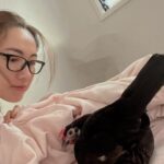 Selena Lee Instagram - 最近有個難題： 雞🐓先定蛋🥚先？ 之前好多都話蛋先。但最近又有報導話雞先，因為雞蛋入面有一種蛋白質係雞先有。你話呢？ Did the chicken came first or the egg? Previous reports supported the chicken first. But recently scientists said the chicken came first. Because the protein which makes egg shells is only produced by hens. Btw Meet my friend George. #chickenoreggfirst #selenalee #newChickenFriend @georgie_george_c #chickenpets #雞先定蛋先