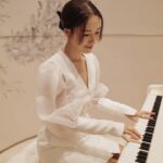 Selena Lee Instagram – 感謝 #天瀧 #TheKnightsbridge 邀請我表演鋼琴🎹。
仲可以順便睇樓。樓盤完全附合我dream house要求，望海，高私隱度😍 唔知有冇機會入去住呢😜

First time being invited to perform playing piano… was nervous like crazy, not sure why, haha but had a lot of fun! Thanks for having me 😍

 #ParkPeninsula海灣半島 #souvenirdenfance #selenalee #pianoperformance #grateful #lovemusic #loveApartmentViewing #Yeah!