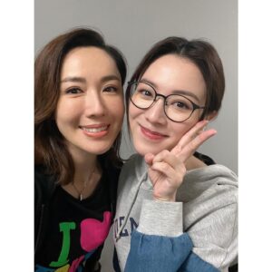 Selena Lee Instagram - It’s a wrap!!!! 🎬
Thank you, every one of you.  Hope to work together again….one day. ❤️

(Pls help me tag the ones I missed😉) 

終於有完結的感覺，晚上不用再背台詞有點不習慣。😃
多謝這3個月大家每天帶給我的歡樂，咖啡，食物，奶茶。。。
辛苦中有這班演員，導演們，幕後，係開心。
我們一起爬山，跑街，坐船，天氣由凍到要貼暖包，去到熱到38度都一齊經歷。 係難忘。
我唔太識說話，所有都在心裡，只能說句多謝你們每一位。❤️
希望有緣再合作。

#queenofnews #新聞女王 #itsawrap🎬