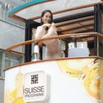 Selena Lee Instagram - 好開心可以出席Suisse Programme「極緻膠原面部緊緻安瓶套裝」發佈會，成為第一位「黃金膠原」列車嘅乘客🚋。 我好多年前已試過Suisse Programme產品，佢嘅皇牌BCC成份可以加快細胞更新，令肌膚保持年輕💜 今次全新推出極緻膠原面部緊緻安瓶套裝，除咗加入黃金六重膠原蛋白組合，包括Argireline六元胜肽、Sculptessence多聚糖塑顏提取物及瑞士蘋果幹細胞等專利成分，亦加入咗皇牌專利配方 BCC嘅升級版本——BCC ，更全面促進膠原自生🔼，提升皮膚緊緻度同彈性，真係好吸引😍 @suisseprogramme_hk @sasahk_official #SuisseProgramme #sasa #極緻膠原面部緊緻安瓶套裝 #莎莎獨家發售 #黃金膠原列車